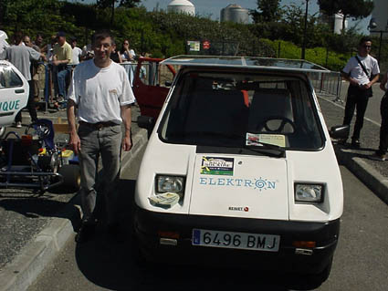 El spiritus rector del ralli, Laurent Koechlin, al costat d'un dels vehicles